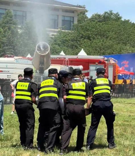 掌乐策略 高达40℃! 山东潍坊一音乐节有观众中暑晕倒, 现场消防员给乐迷喷水降温, 文旅局回应