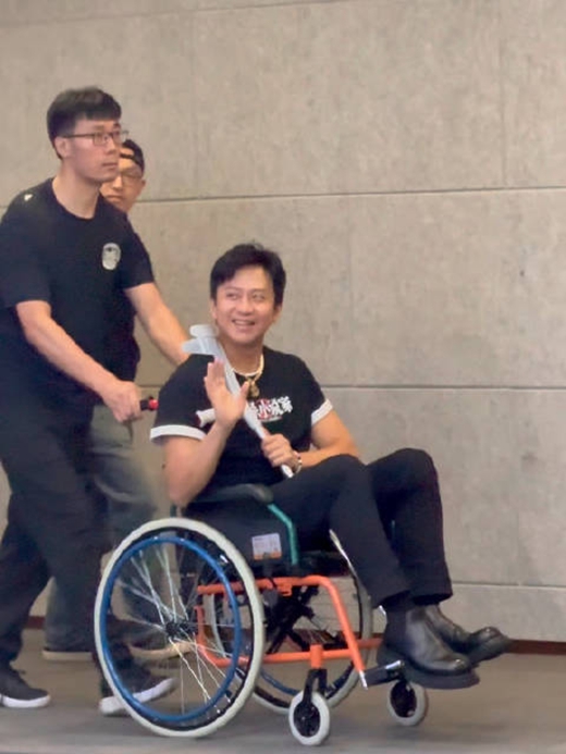 牛牛策略 邓超坐轮椅扫楼，《刺杀小说家2》定档国庆引期待！