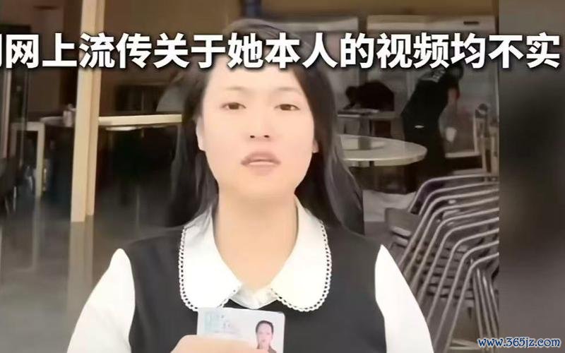 ▲被造谣女子冯某持身份证辟谣。图/广西新闻频道